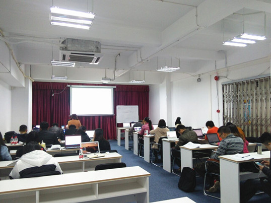 侨洋实业伙伴在学习中 侨洋实业伙伴在学习中